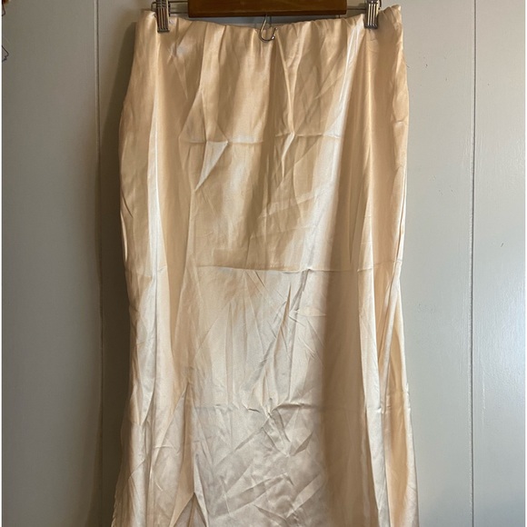 Nasty Gal side split hem collection champagne satin midi skirt US size 8 relaxed - Picture 4 of 9